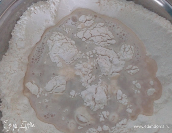 Молоко подогрейте (можно заменить кипяченой водой). Добавьте в него сахар и дрожжи, размешайте. Просейте муку в большую миску. Сделайте в муке углубление и влейте молоко. Подмешайте немного муки к молочно-дрожжевой смеси и оставьте минут на десять подняться.