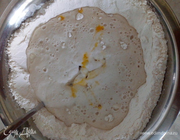Когда дрожжи запенятся, добавьте яйцо, масло и соль. Замесите тесто. Дальше все будет зависеть от муки. Если мало, то подсыпьте немного, если тесто получается крутым, то добавьте немного растительного масла. Тесто должно получиться мягким и эластичным.