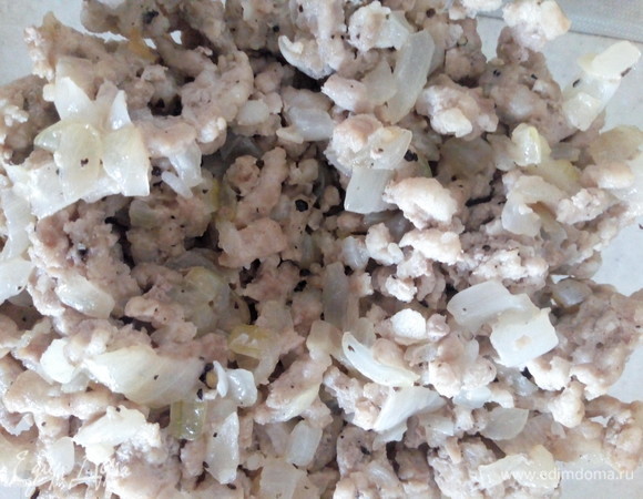 Для начинки лук нарезаем кубиками и обжариваем на растительном масле до прозрачности. Добавляем фарш, соль и специи (я использую только черный молотый перец). Обжариваем до готовности.