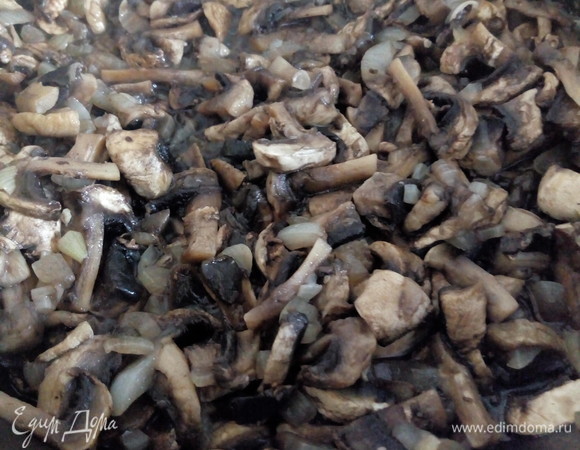 Нарезаем вторую луковицу. Обжариваем. Добавляем нарезанные шампиньоны и соль. Обжариваем до готовности. Объединяем обе начинки.