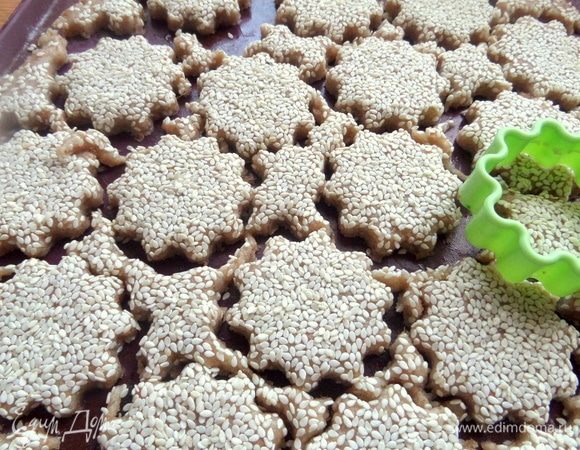 Вырезать формочкой заготовки.