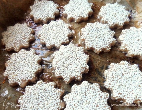 Смазать бумагу для выпечки и перенести заготовки в форму.