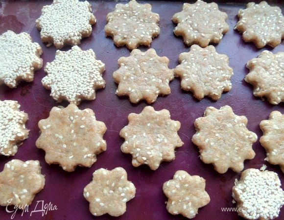 Обрезки я смешала и снова раскатала. Семечки получились внутри.