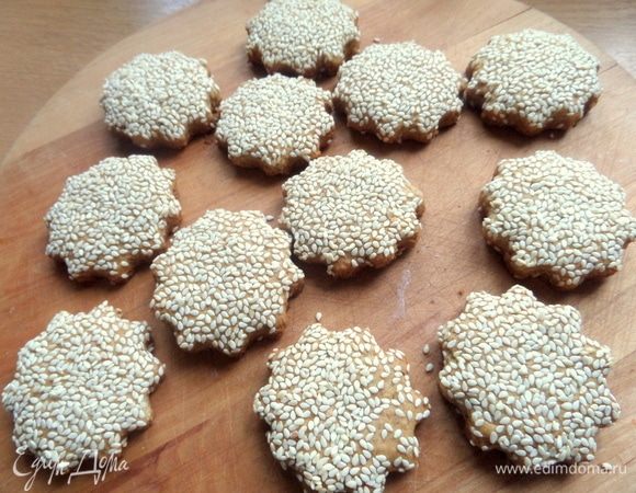 Выпекать 15 минут при 180°C. Можно и меньше, печенье довольно сухое.