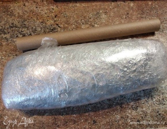 Завернула в фольгу и обмотала пищевой пленкой в несколько слоев, закрепила как толстую колбасу ниткой, отправила в холодильник на 6–8 часов. Затем опустила в кастрюлю с водой и варила на слабом огне около 2,5 часа. Достаем из воды, даем остыть и убираем в холодильник, у меня уже это получилось на ночь.