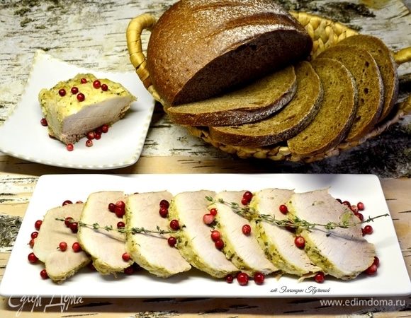 Сняла обертку в которой варился окорок и нарезала на кусочки.