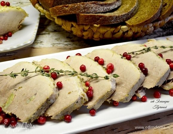 Соус делать не стала, так как мясо насытилось ароматами приправ, но ягодки брусники всегда только подчеркнут вкус мяса!