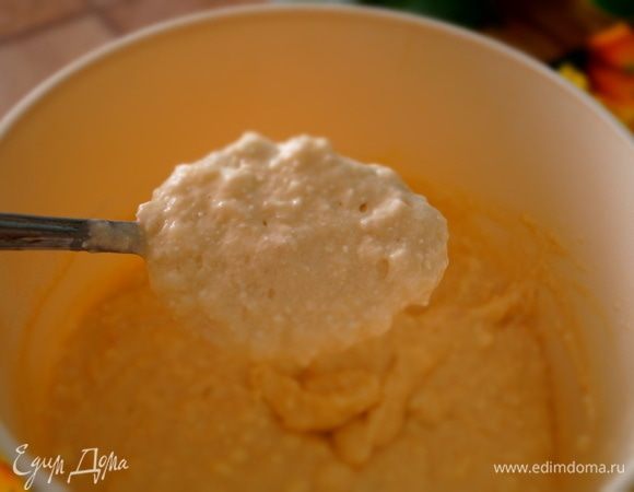 Смешайте деревянной лопаткой все ингредиенты, кроме муки и масла. Яблоко натрите на крупной терке. Муки нужно всыпать столько, чтобы получилось тесто густое, как на оладьи. Масло влейте в последнюю очередь. Когда ваше тесто готово, дайте ему отдохнуть минут 10–15.