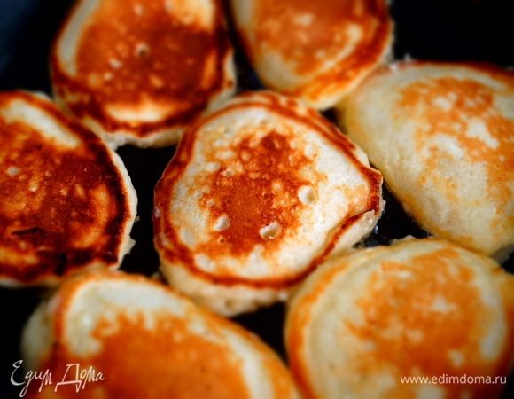 Когда ваши оладьи подрумянились с одной стороны, переверните их лопаткой и обжарьте с другой стороны до румяной корочки на медленном огне.