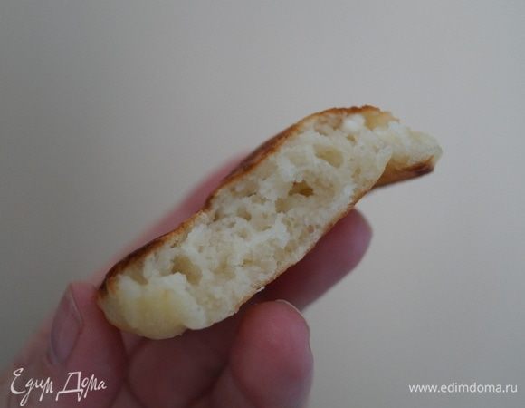 Можно накрыть крышкой, чтобы оладьи хорошенько пропеклись. Получаются нежные, пышные, ароматные вкусняшки. Со сметаной, с вареньем к чаю или кофе. Быстро и вкусно!