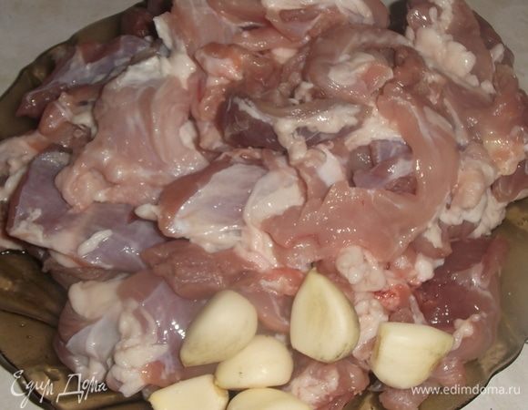 Подготовить мясо и чеснок.