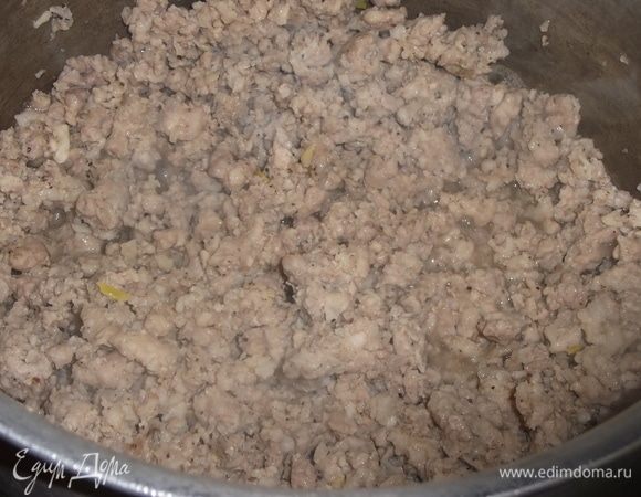 Обжарить с растительным маслом на сильном огне, посолив и поперчив, до изменения цвета.