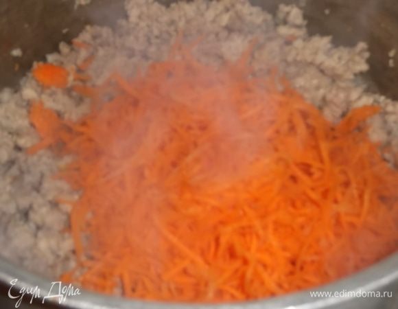Добавить натертую морковь, припустить.