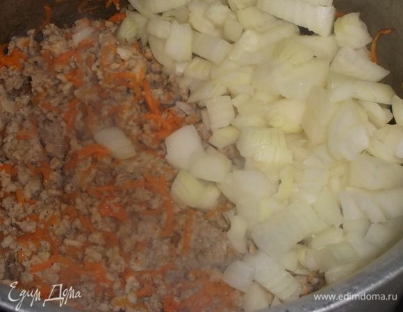 Добавляем нарезанный лук и жарим до прозрачности и аромата.