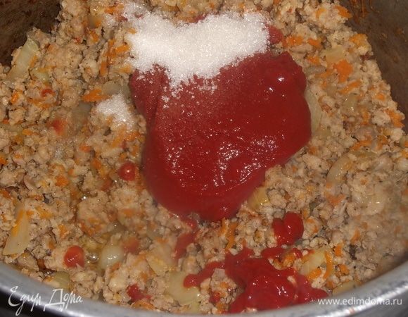 Добавляем томатную пасту и сахар. Обжариваем в течение 5 минут.