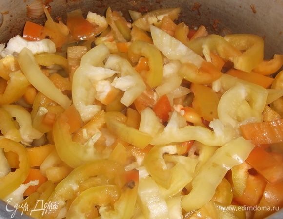 Режем перец. Засыпаем в кастрюлю. Наливаем 2 стакана воды. Накрываем крышкой и на умеренном огне тушим 5 минут.