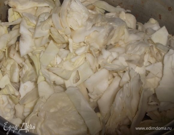 Добавляем крупно нарезанную капусту и под крышкой тушим 5 минут.