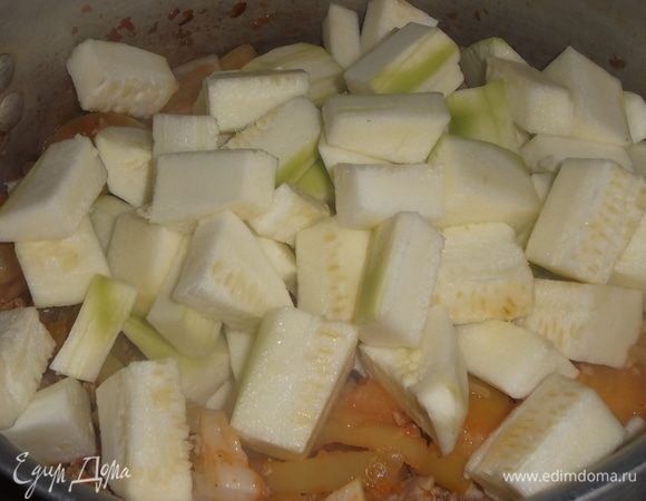 Последними засыпаем крупно нарезанные кабачки.