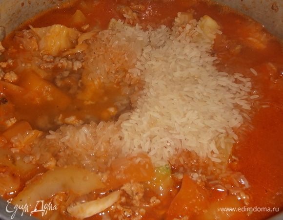 Добавляем промытый рис и еще 2 стакана воды. Мешаем, солим, если надо, накрываем крышкой и готовим 40 минут, не мешая.