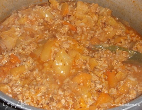 За 5 минут до окончания варки кладем душистый перец и лавровый лист.