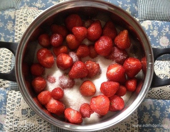 Клубнику хорошо промыть, удалить хвостики. Очищенную клубнику слоями пересыпать сахаром — 450 г.