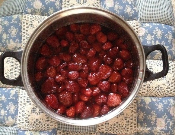 Варить на среднем огне до закипания, добавить сок лимона проварить пару минут. Оставшиеся 50 г сахара смешать с пектином и хорошо перемешать с вареньем, проварить 3 минуты и выключить.