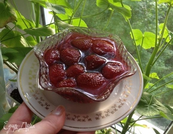 Можно укупорить в простерилизованные банки и хранить в холодильнике (если, конечно, будет что хранить).