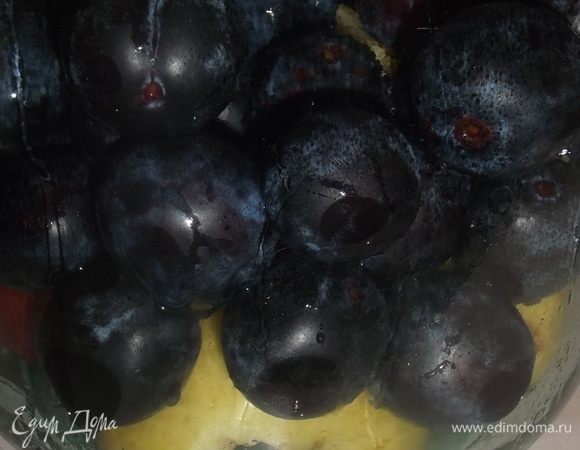 3-х литровую банку хорошо промыть. У яблок удалить сердцевину. Если крупные, разрезать пополам, а мелкие оставить целиком и выложить в банку. Сливу промыть и, не удаляя косточек, добавить к яблокам.