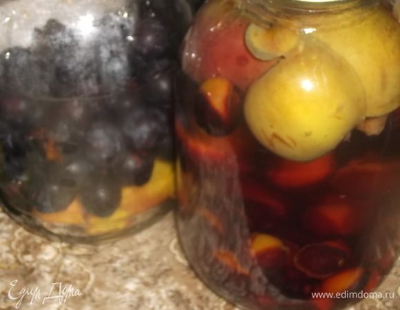 Залить крутым кипятком. Накрыть крышкой и оставить на 30 минут.