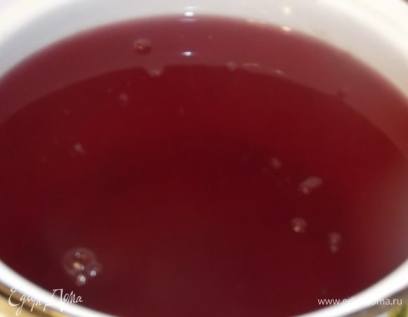 Затем слить жидкость из банки в кастрюлю. Добавить песок. Довести до кипения сироп.