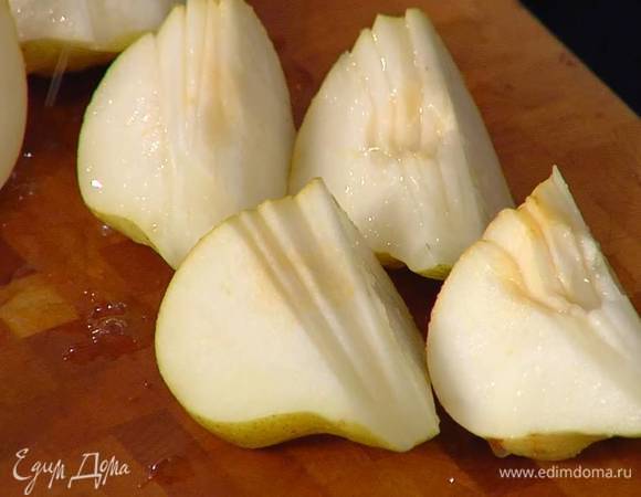 Из половинки лимона выжать сок и полить им груши.<br />
 