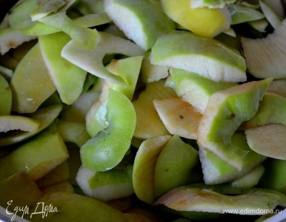 Очистки заливаем литром воды и провариваем до полного размягчения. Огромное спасибо кулинару Наташе Лучко за эту идею — вываренный из кожуры пектин поможет сделать джем очень густым за короткое время.