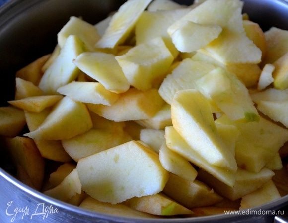 Яблоки нарезаем ломтиками.