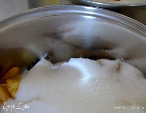 Засыпаем их сахаром, на 4 кг яблок берем примерно 2 кг сахара, ориентируйтесь на свой вкус.