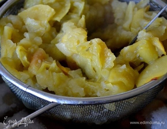 Убираем пряности из кастрюли с кожурой, откидываем ее на дуршлаг. Получившийся отвар добавляем в кастрюлю с яблочными ломтиками и сахаром, ставим ее на средний огонь.