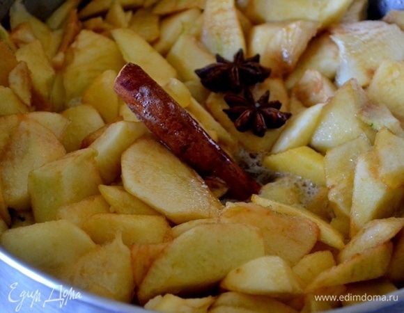 Провариваем джем, после закипания огонь уменьшаем до минимального. Возвращаем в кастрюлю корицу и бадьян, кладем ванилин.