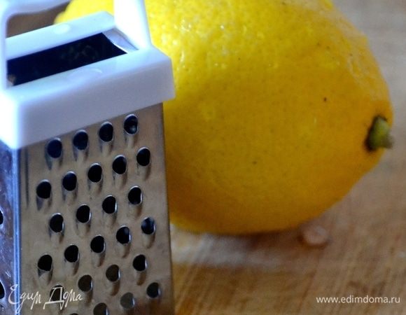 Добавляем в джем цедру одного лимона. Чтобы джем не горчил, надо снимать только желтый, верхний слой, и не задевать белую часть лимонной кожуры.
