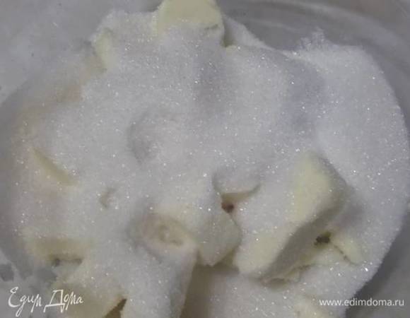 В размягченное масло добавляем сахарный песок. Взбиваем.