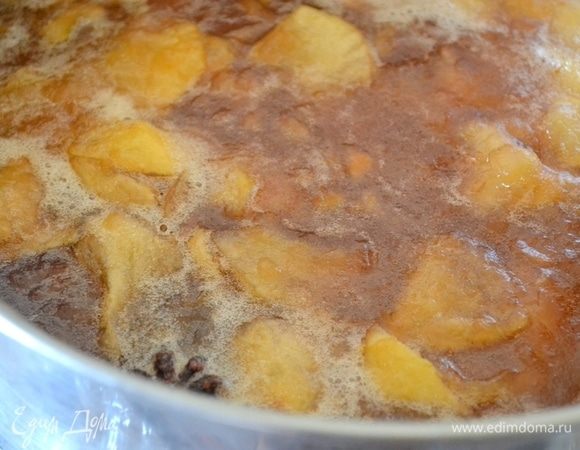 Проверяем готовность джема примерно через 40–60 минут. Капля не должна растекаться по чистой тарелке, сам джем уже существенно загустел, яблочные ломтики разварились.