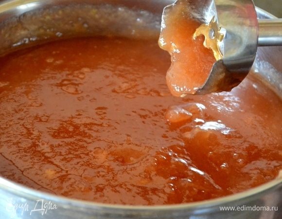 Погружным блендером доводим джем до однородности. Ставим на огонь, доводим до кипения и раскладываем его в стерильные горячие банки. Закатываем стерильными крышками и ставим остывать под одеялом.