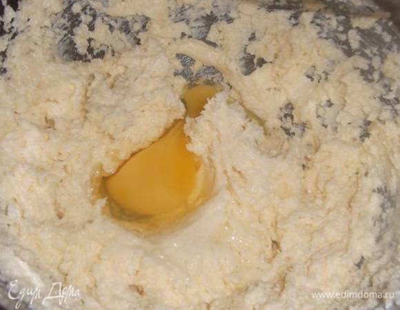 Вбиваем по 1 яйцу, продолжая взбивать.