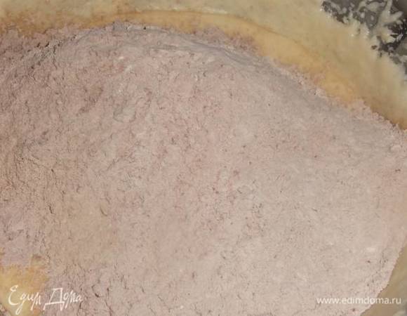 Добавляем к масляно-яичной смеси.