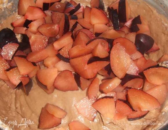 Режем сливы, добавляем к тесту.