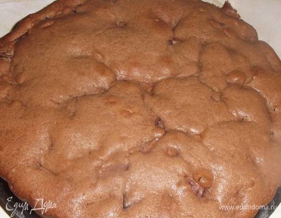 Остывший пирог смазываем растопленным горьким шоколадом.