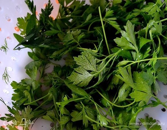Промываем и обсушиваем зелень.