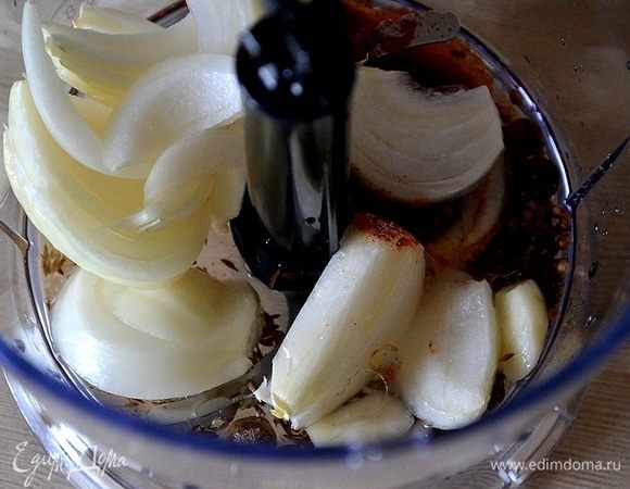 В чаше блендера взбиваем специи, репчатый лук, чеснок и половину растительного масла, добавляем лимонный сок, соевый соус. Соль кладите в самом конце приготовления, по вкусу.