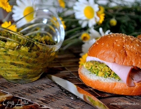 Если дать настояться соусу в холоде пару часов, будет еще ярче вкус и сильнее аромат. Можно подавать и сразу же, в любом случае, это такой богатый букет вкусов! Соус просто идеален к мясу-гриль, к стейку, очень вкусен с курицей. С ним по-новому звучат овощи, обжаренные или протушенные. Мы используем его в приготовлении сэндвичей. Да и просто намазать соус «Шермула» на тост или свежую лепешку — вот и готово царское угощение!