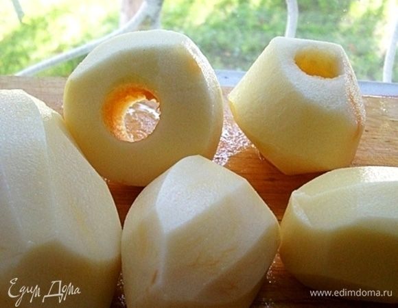 Очищаем их от кожуры и убираем сердцевину, нарезаем ломтиками.