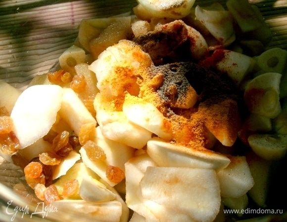 Все составляющие — яблочные дольки и специи, пряности провариваем в толстостенной кастрюле на маленьком огне. После закипания огонь убавляем до минимального и провариваем соус около 50 минут, постоянно помешивая.