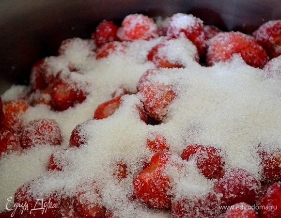 Клубнику надо промыть, почистить. Засыпаю ее сахаром в соотношении 1:1. Она замечательно стоит, пускает сок, пока вы занимаетесь неотложными делами. Есть время, сразу же довожу до кипения на маленьком огне первый раз.